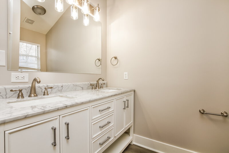 2,305/Mo, 100 Bath Cir Huntersville, NC 28078 Main Bathroom View
