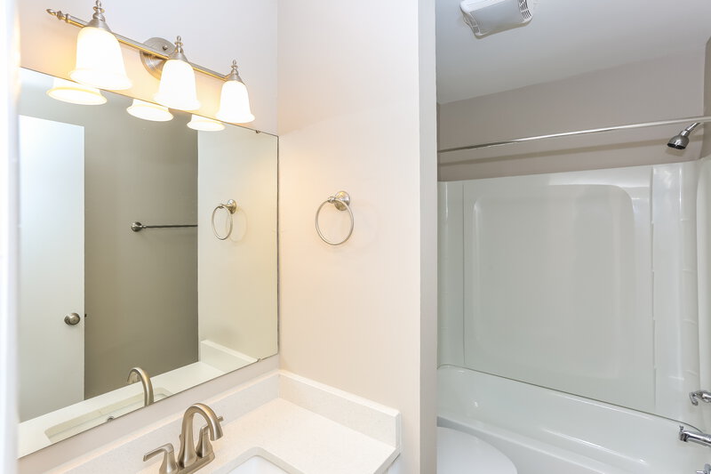 2,440/Mo, 3125 Windbluff Dr Charlotte, NC 28277 Main Bathroom View