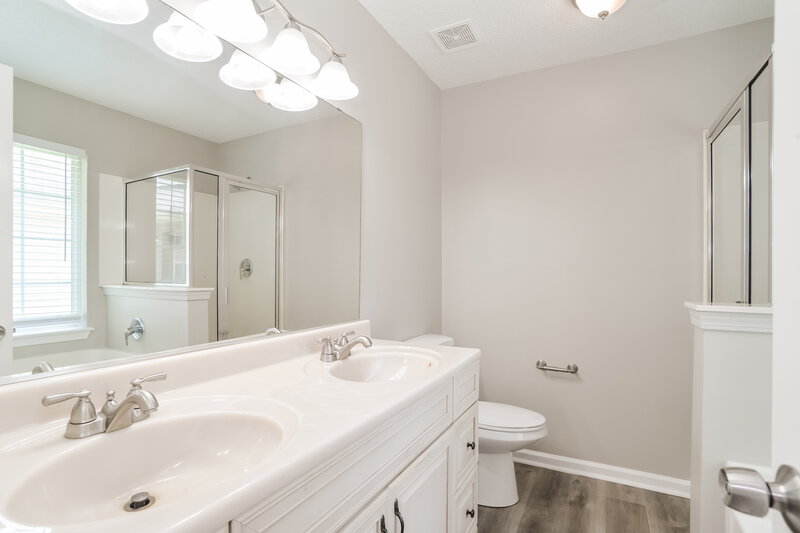 1,805/Mo, 4148 Canyon Creek Ln Charlotte, NC 28216 Main Bathroom View