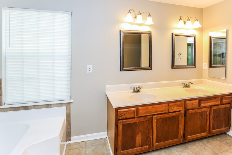 2,295/Mo, 2109 David Earl Dr Charlotte, NC 28213 Main Bathroom View