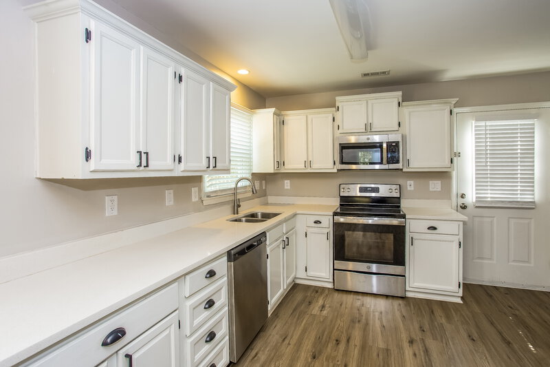 2,200/Mo, 11025 Ballards Pond Ln Matthews, NC 28105 Kitchen View