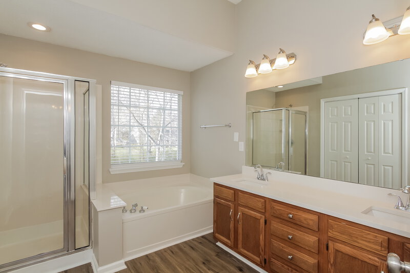 2,690/Mo, 4714 Saxonbury Way Charlotte, NC 28269 Main Bathroom View