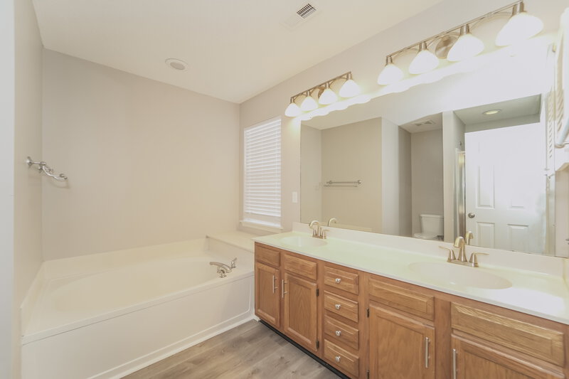 2,205/Mo, 4128 Highcroft Ln Charlotte, NC 28269 Main Bathroom View