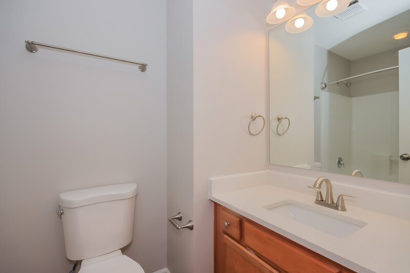 2,670/Mo, 8042 Christmas Ct Charlotte, NC 28216 Main Bathroom View