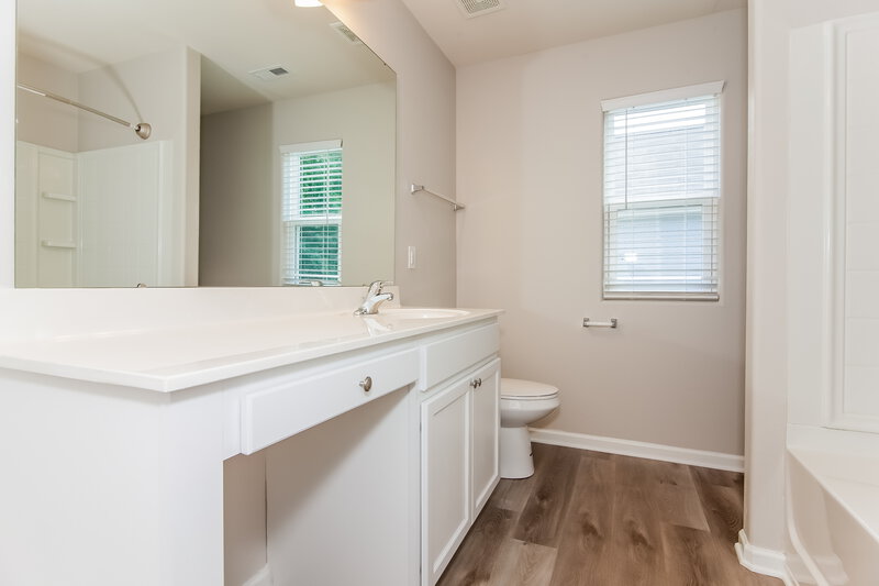1,760/Mo, 940 Joselynn Dr Gastonia, NC 28054 Main Bathroom View