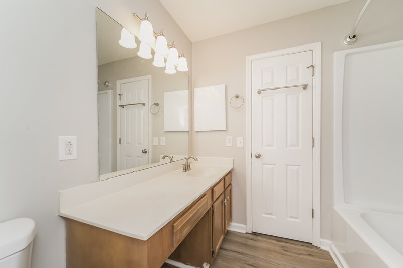 1,665/Mo, 5746 Prescott Ct Charlotte, NC 28269 Main Bathroom View