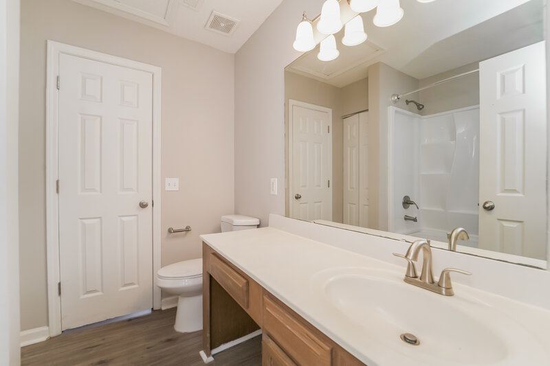 1,665/Mo, 5746 Prescott Ct Charlotte, NC 28269 Main Bathroom View 2