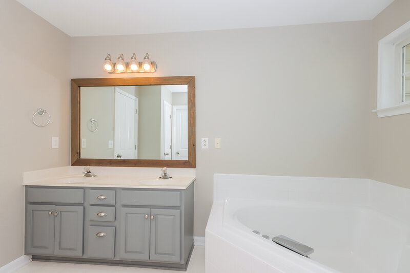 3,680/Mo, 17027 Stinson Ave Huntersville, NC 28078 Bathroom View 2