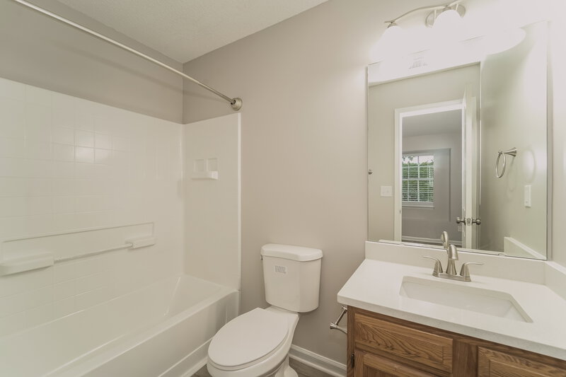 1,890/Mo, 3204 Summercroft Ln Charlotte, NC 28269 Main Bathroom View