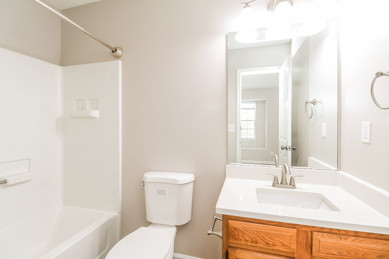 1,685/Mo, 3204 Summercroft Ln Charlotte, NC 28269 Main Bathroom View