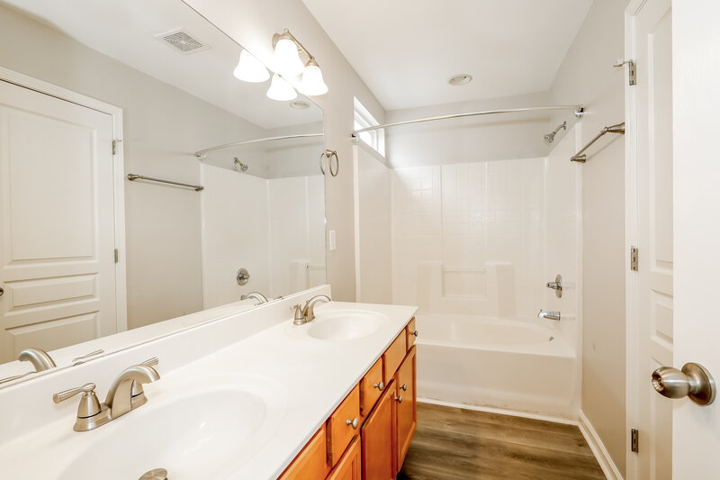 1,715/Mo, 13635 Calloway Glen Dr Charlotte, NC 28273 Main Bathroom View