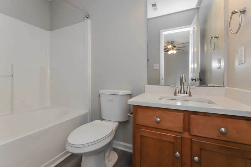 2,740/Mo, 12104 Stewarts Crossing Dr Charlotte, NC 28215 Main Bathroom View