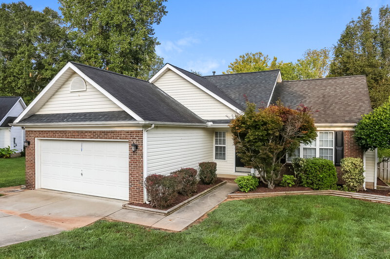 2,110/Mo, 1040 Sandy Point Dr SW Concord, NC 28025 Front View 2
