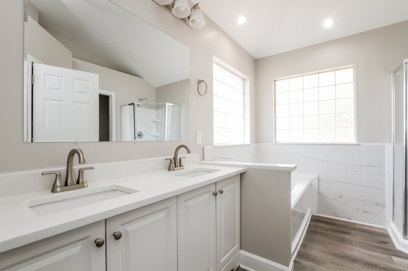 2,435/Mo, 5118 Chestnut Knoll Ln Charlotte, NC 28269 Main Bathroom View