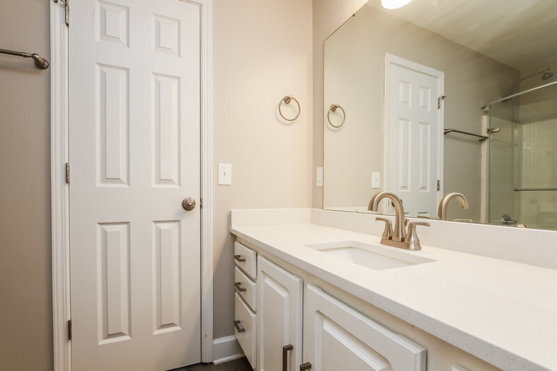 2,435/Mo, 5118 Chestnut Knoll Ln Charlotte, NC 28269 Bathroom View
