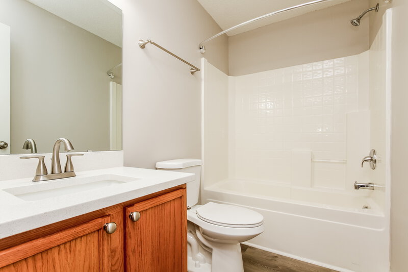1,845/Mo, 5805 Greenway Vista Ln Charlotte, NC 28216 Main Bathroom View