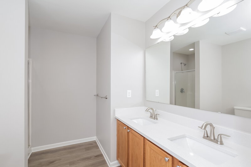 2,130/Mo, 10129 Green Hedge Ave Charlotte, NC 28269 Main Bathroom View