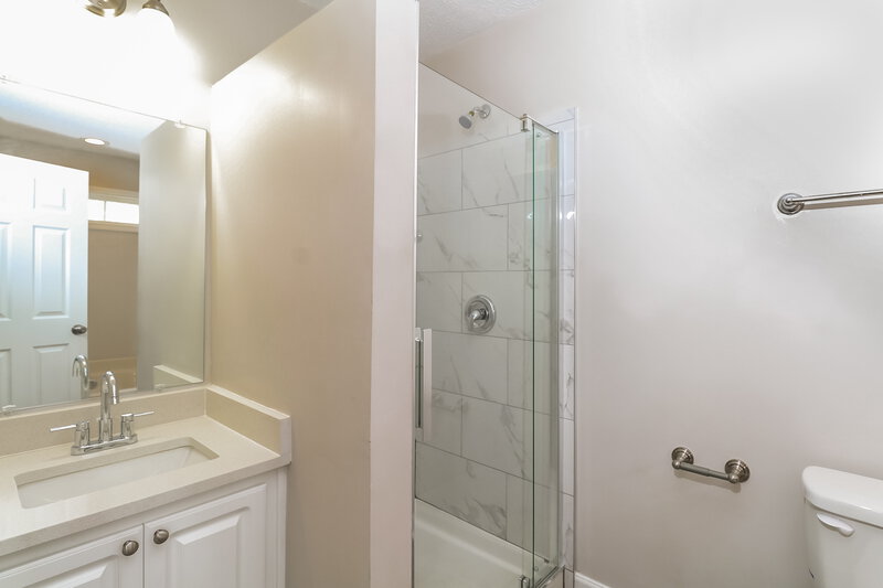 1,600/Mo, 2701 Brook Ridge Dr Bessemer City, NC 28016 Main Bathroom View