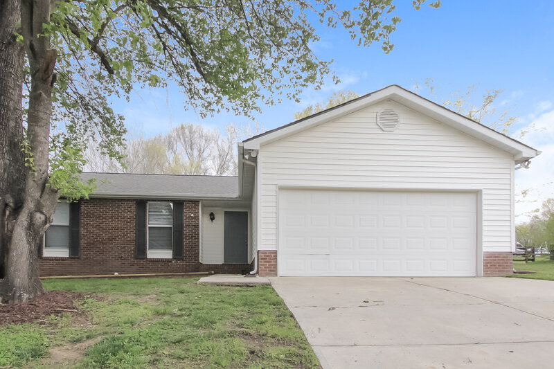 1,950/Mo, 10809 Balbriggan Ct Charlotte, NC 28262 Front View
