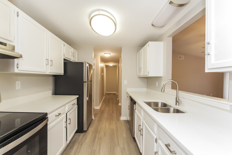 1,950/Mo, 10809 Balbriggan Ct Charlotte, NC 28262 Kitchen View 2