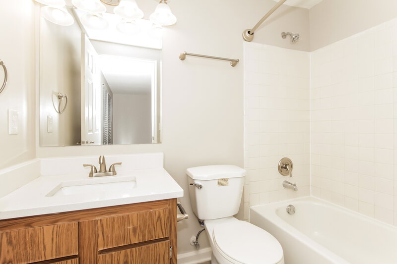 1,950/Mo, 10809 Balbriggan Ct Charlotte, NC 28262 Main Bathroom View