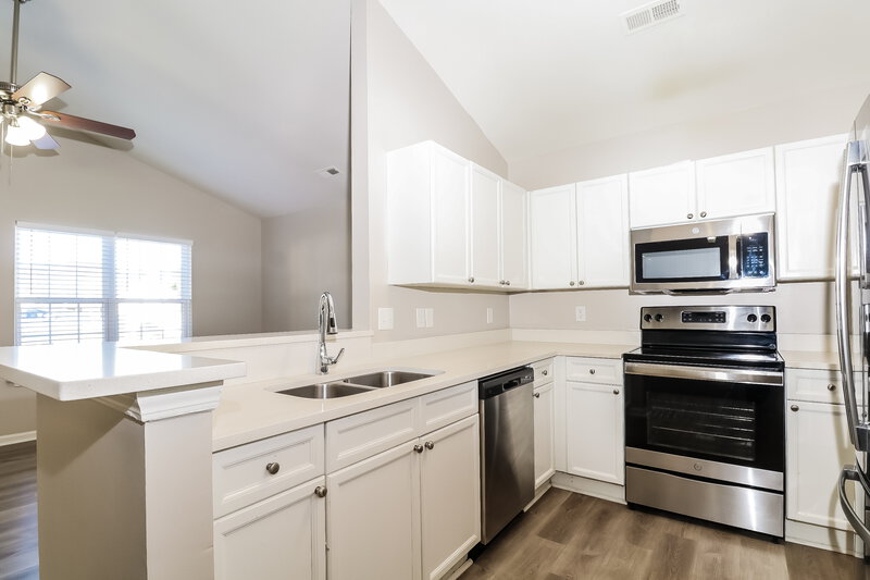 1,690/Mo, 4703 Tumbleweed Ct Charlotte, NC 28208 Kitchen View 2