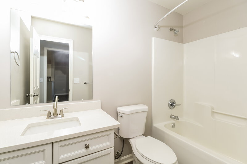 1,690/Mo, 4703 Tumbleweed Ct Charlotte, NC 28208 Bathroom View