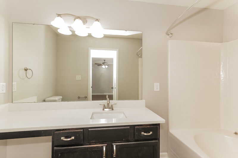 2,265/Mo, 1422 Majestic Meadow Dr Charlotte, NC 28216 Main Bathroom View