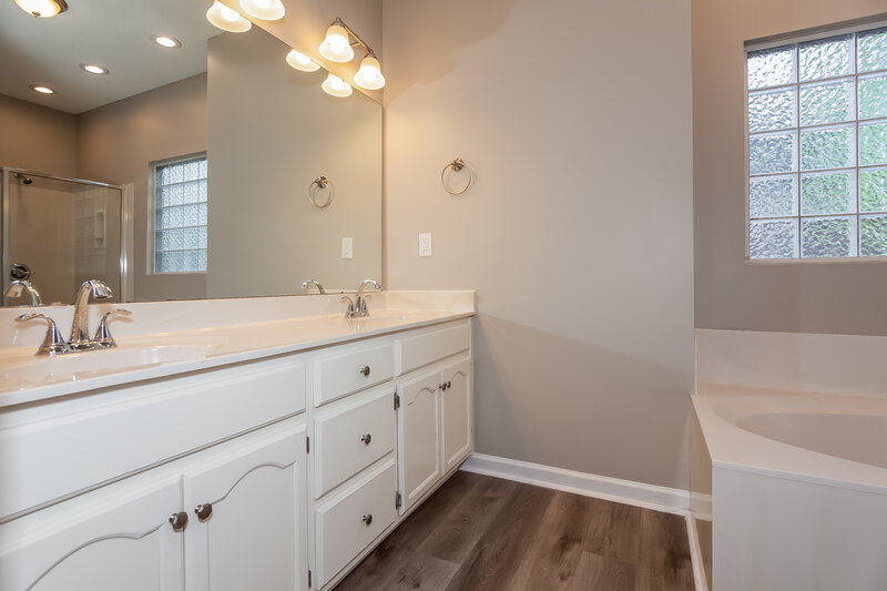 2,060/Mo, 4047 River Falls Dr Lowell, NC 28098 Main Bathroom View