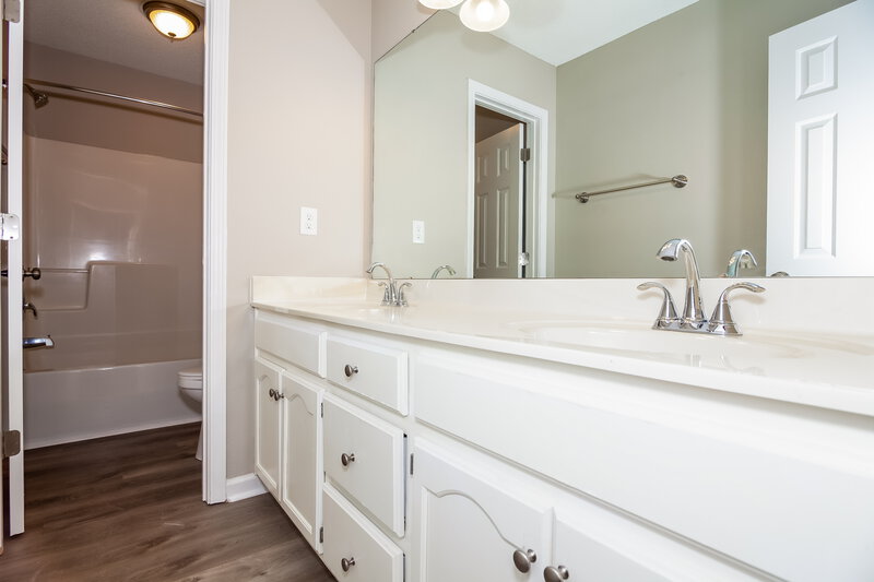 2,060/Mo, 4047 River Falls Dr Lowell, NC 28098 Bathroom View