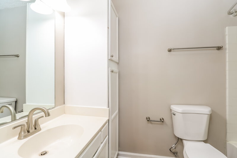 1,980/Mo, 10641 Starwood Ave Unit 9 Charlotte, NC 28215 Main Bathroom View