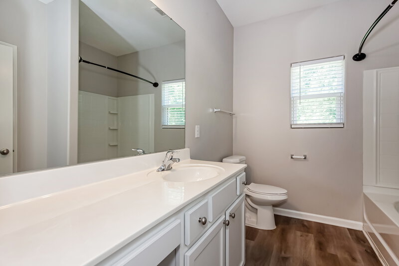 1,750/Mo, 845 Joselynn Dr Gastonia, NC 28054 Main Bathroom View