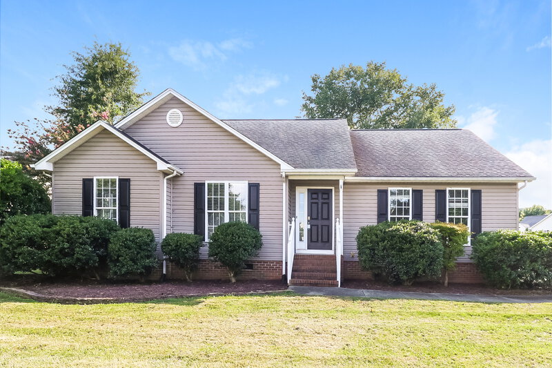 1,915/Mo, 1004 Ayrshire Ln Dallas, NC 28034 External View
