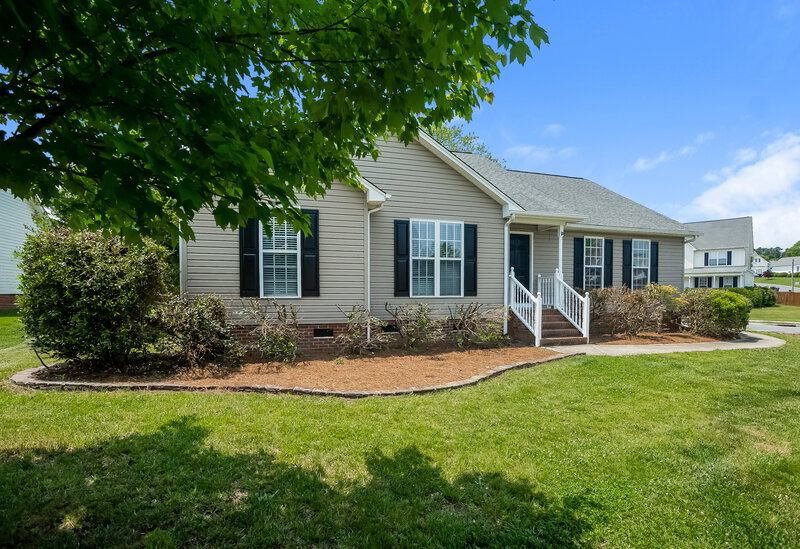 2,990/Mo, 1004 Ayrshire Ln Dallas, NC 28034 Front View 2