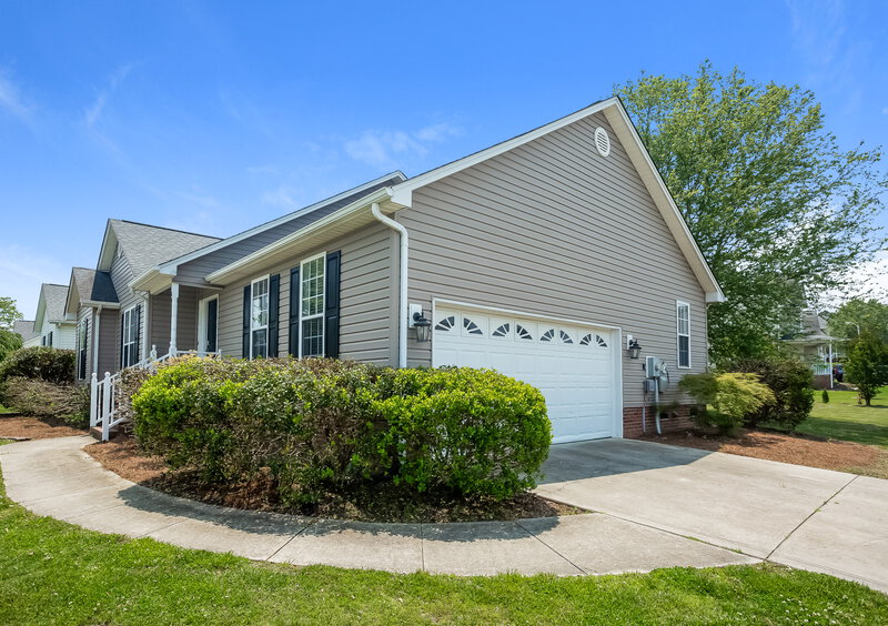 2,990/Mo, 1004 Ayrshire Ln Dallas, NC 28034 Front View 3