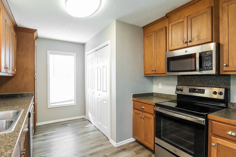 1,915/Mo, 1004 Ayrshire Ln Dallas, NC 28034 Kitchen View 2