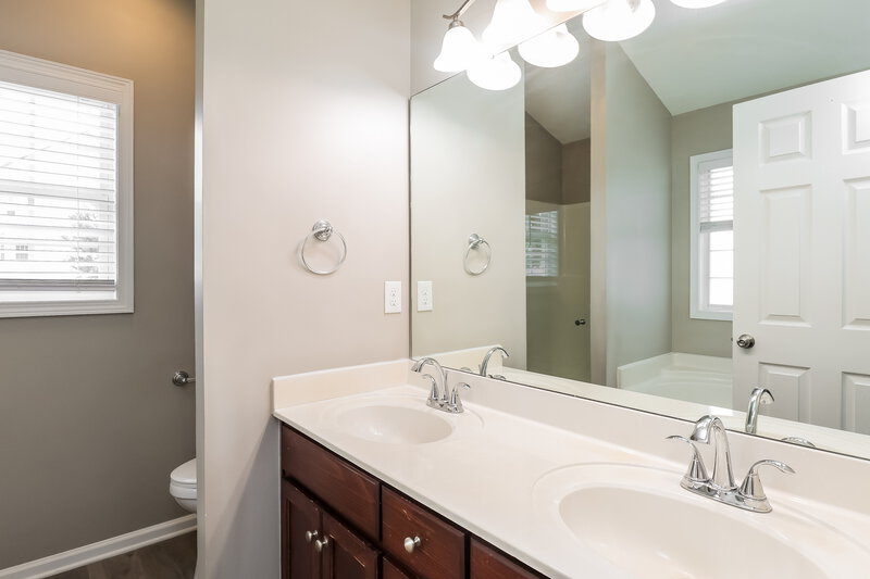 1,915/Mo, 1004 Ayrshire Ln Dallas, NC 28034 Main Bathroom View