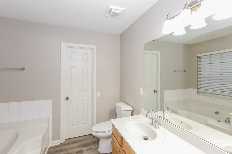 1,985/Mo, 12018 Cheviott Hill Ln Charlotte, NC 28213 Main Bathroom View