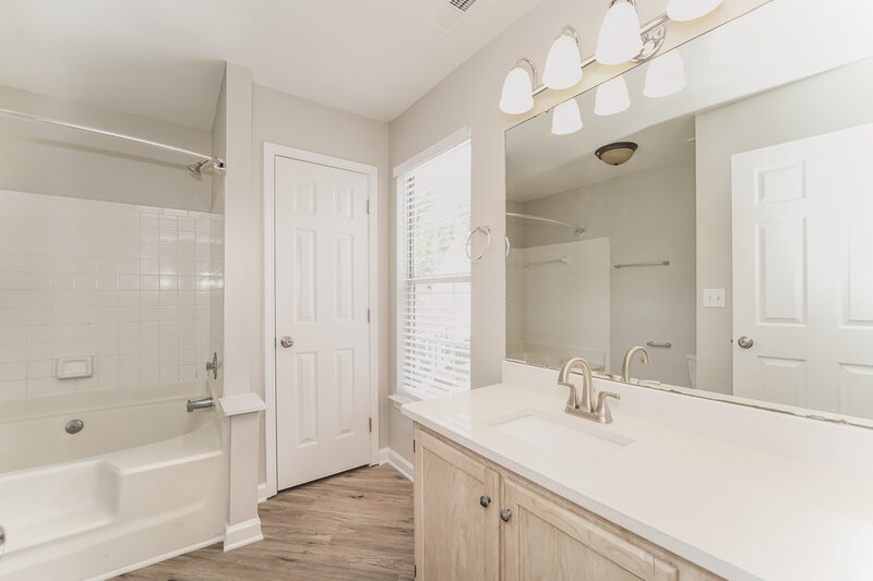 1,985/Mo, 1733 Josie St Unit 4 Charlotte, NC 28213 Main Bathroom View
