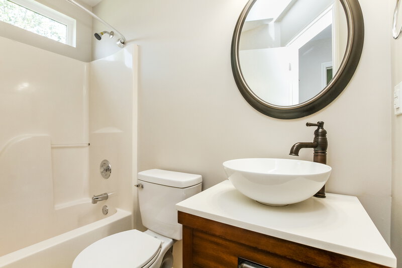 2,750/Mo, 12907 Silbury Ln Huntersville, NC 28078 Main Bathroom View
