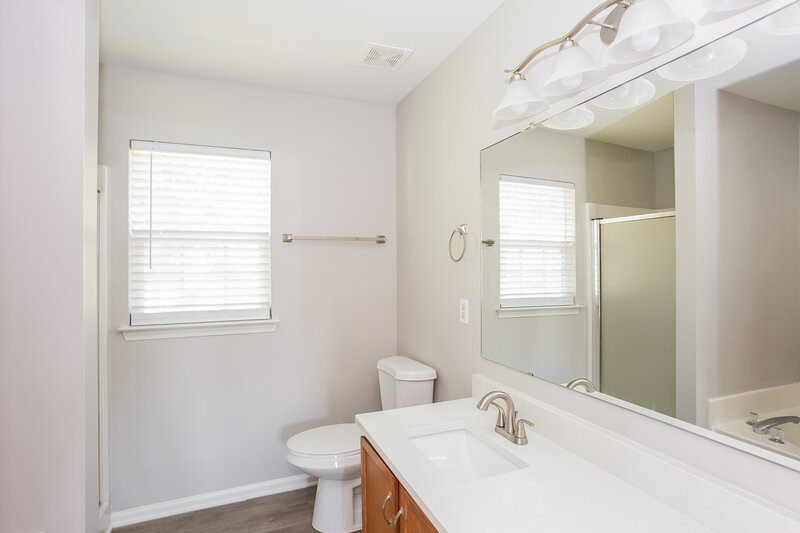 2,475/Mo, 3042 Willamette Valley Dr Charlotte, NC 28215 Main Bathroom View