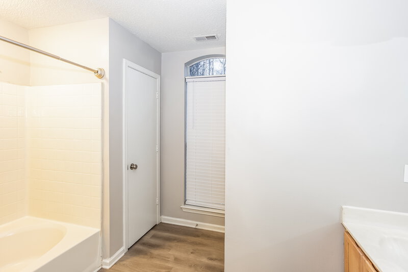 2,240/Mo, 7523 Pence Pond Ln Charlotte, NC 28227 Main Bathroom View