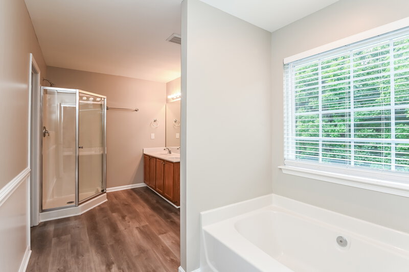 2,000/Mo, 6219 Dumont Ln Charlotte, NC 28269 Main Bathroom View