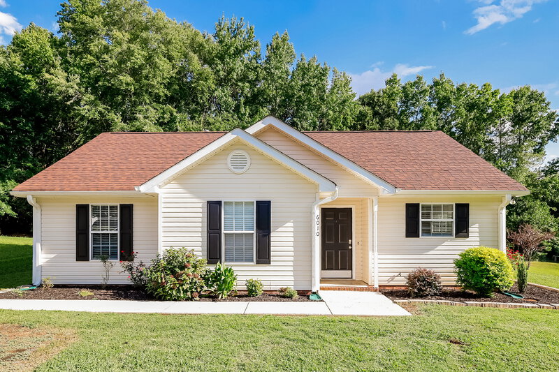 2,800/Mo, 6010 Windsong Way Unit 36 Wingate, NC 28174 External View