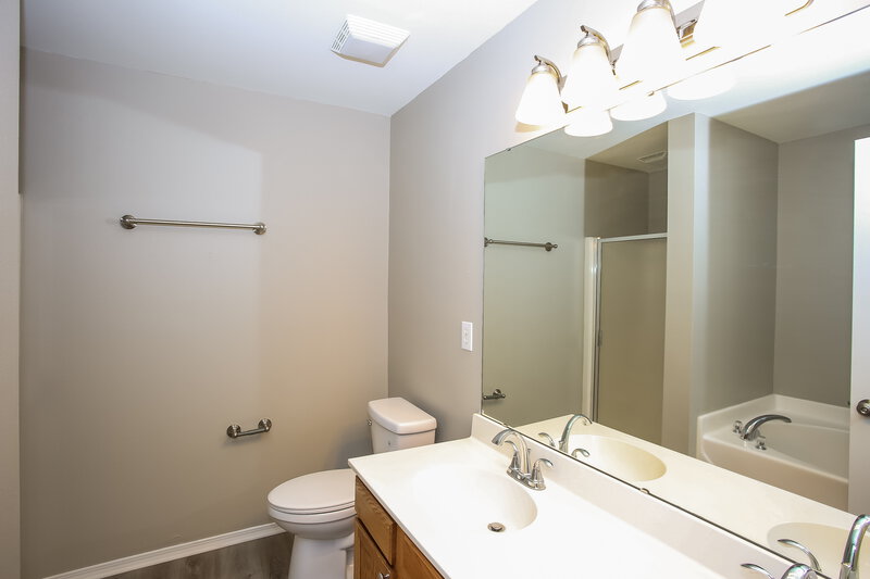 2,025/Mo, 1616 Poplar Shadow Dr Huntersville, NC 28078 Main Bathroom View