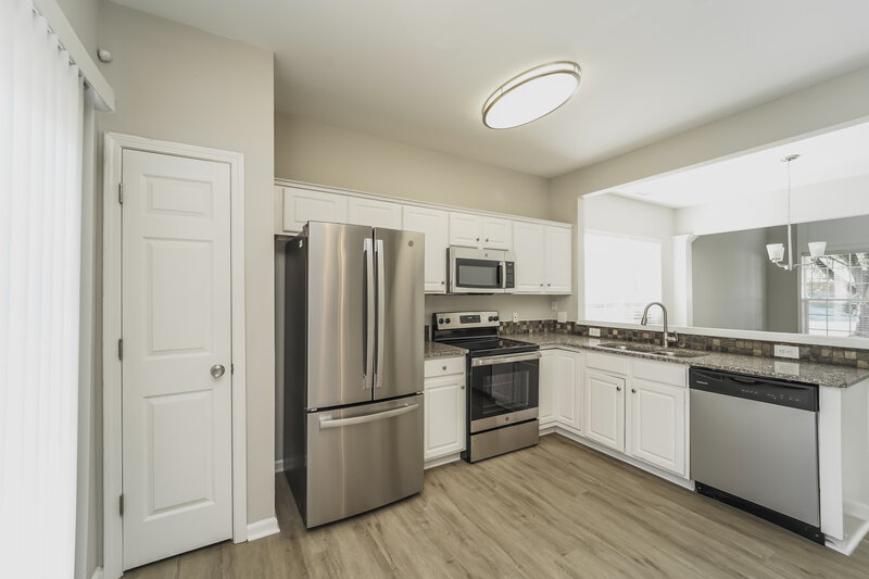 1,950/Mo, 10453 Roundleaf Dr Charlotte, NC 28213 Kitchen View 2