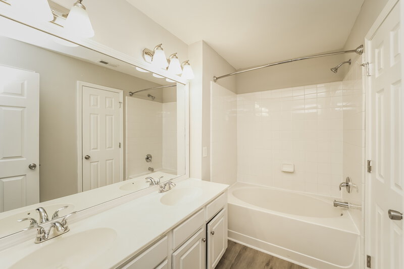 1,950/Mo, 10453 Roundleaf Dr Charlotte, NC 28213 Main Bathroom View