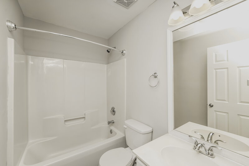 1,950/Mo, 10453 Roundleaf Dr Charlotte, NC 28213 Bathroom View