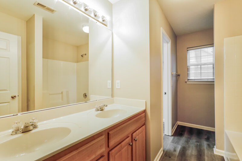1,995/Mo, 9446 Dewey Dr Charlotte, NC 28214 Main Bathroom View