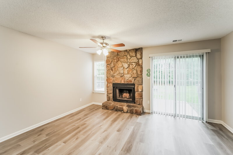 1,495/Mo, 6145 Windsor Gate Ln Charlotte, NC 28215 Living Room View